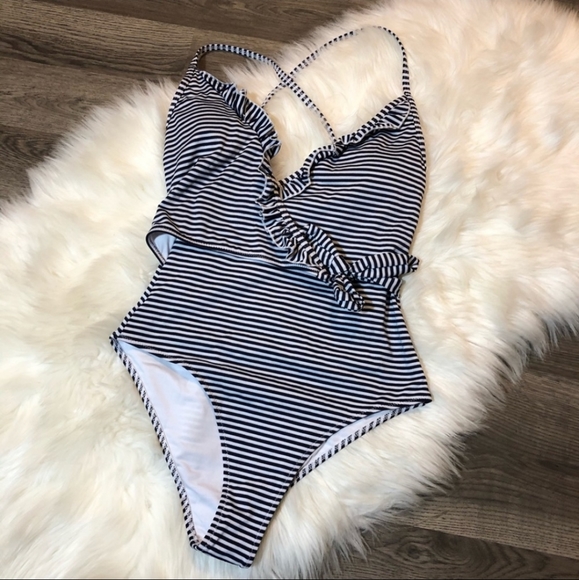 NWT Cupshe Black and White Striped One Piece Swimsuit - Picture 3 of 4